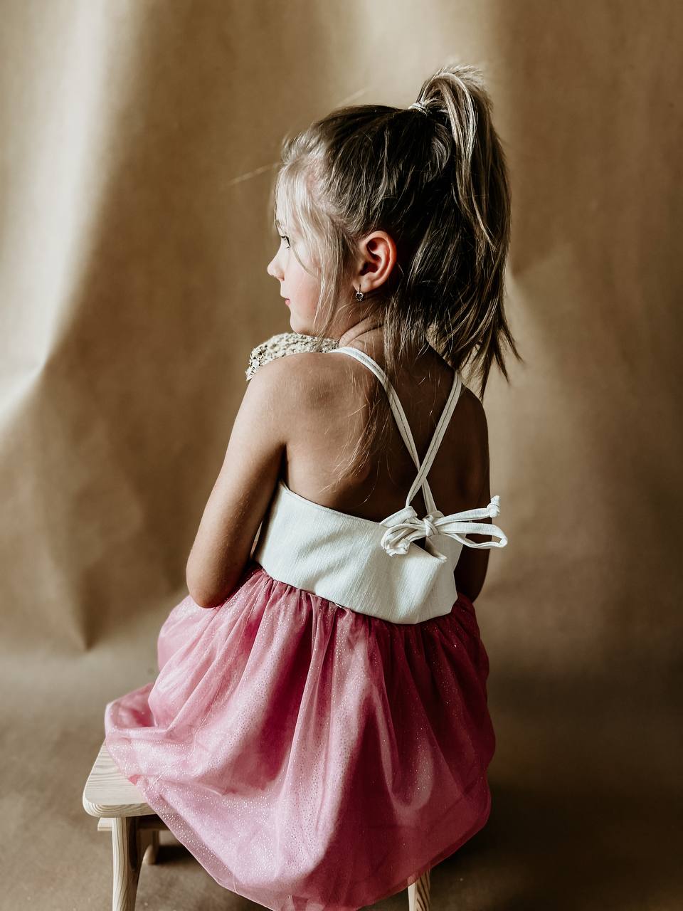 Gerippte Leggings für Kinder mit elastischen Trägern