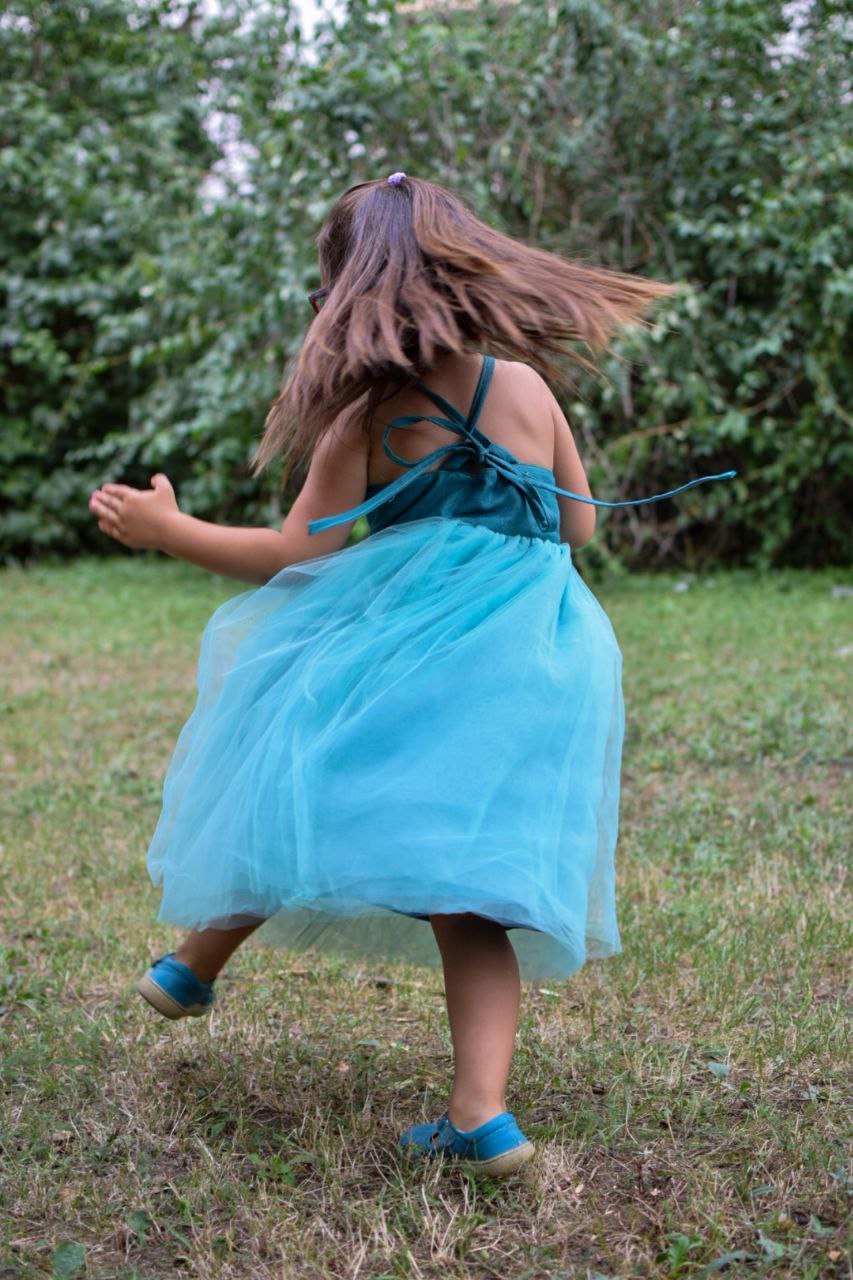 Gerippte Leggings für Kinder mit elastischen Trägern