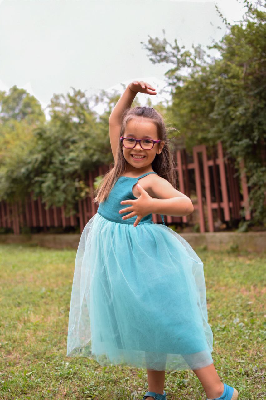 Gerippte Leggings für Kinder mit elastischen Trägern