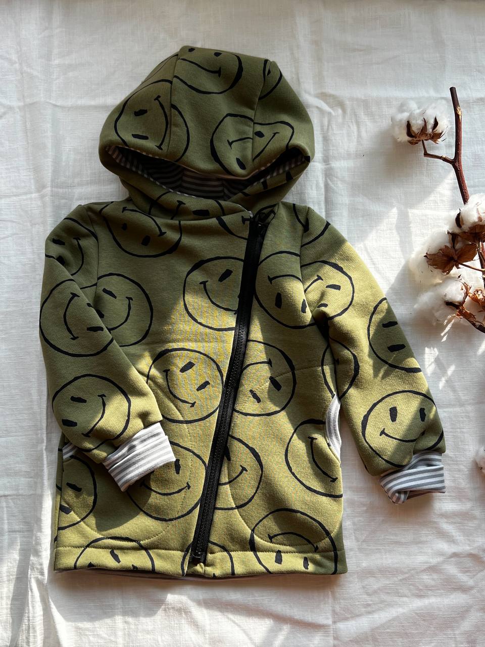 Dětský střih na mikinu s kapucí a šikmým zipem "SMILE"