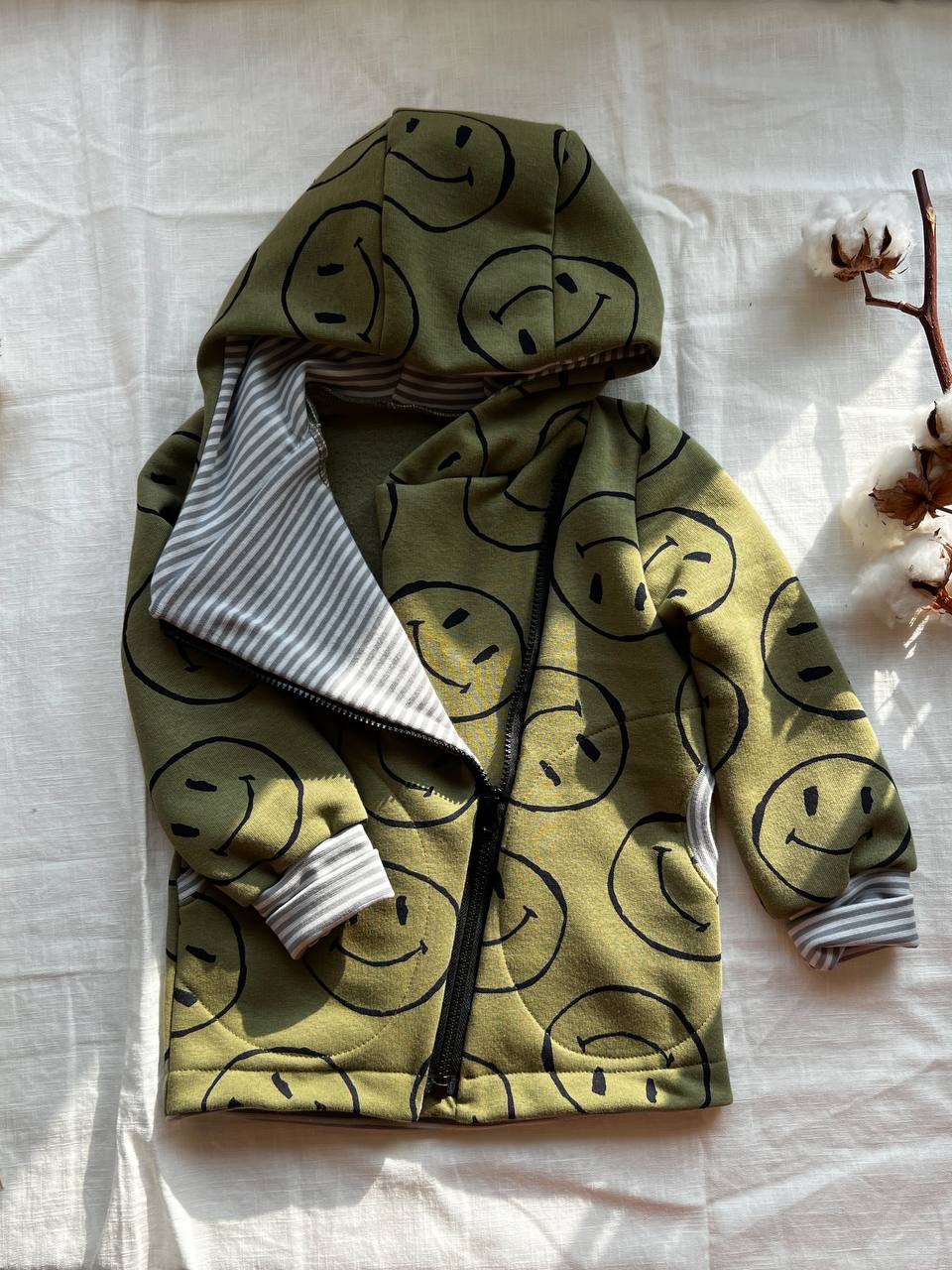 Dětský střih na mikinu s kapucí a šikmým zipem "SMILE"