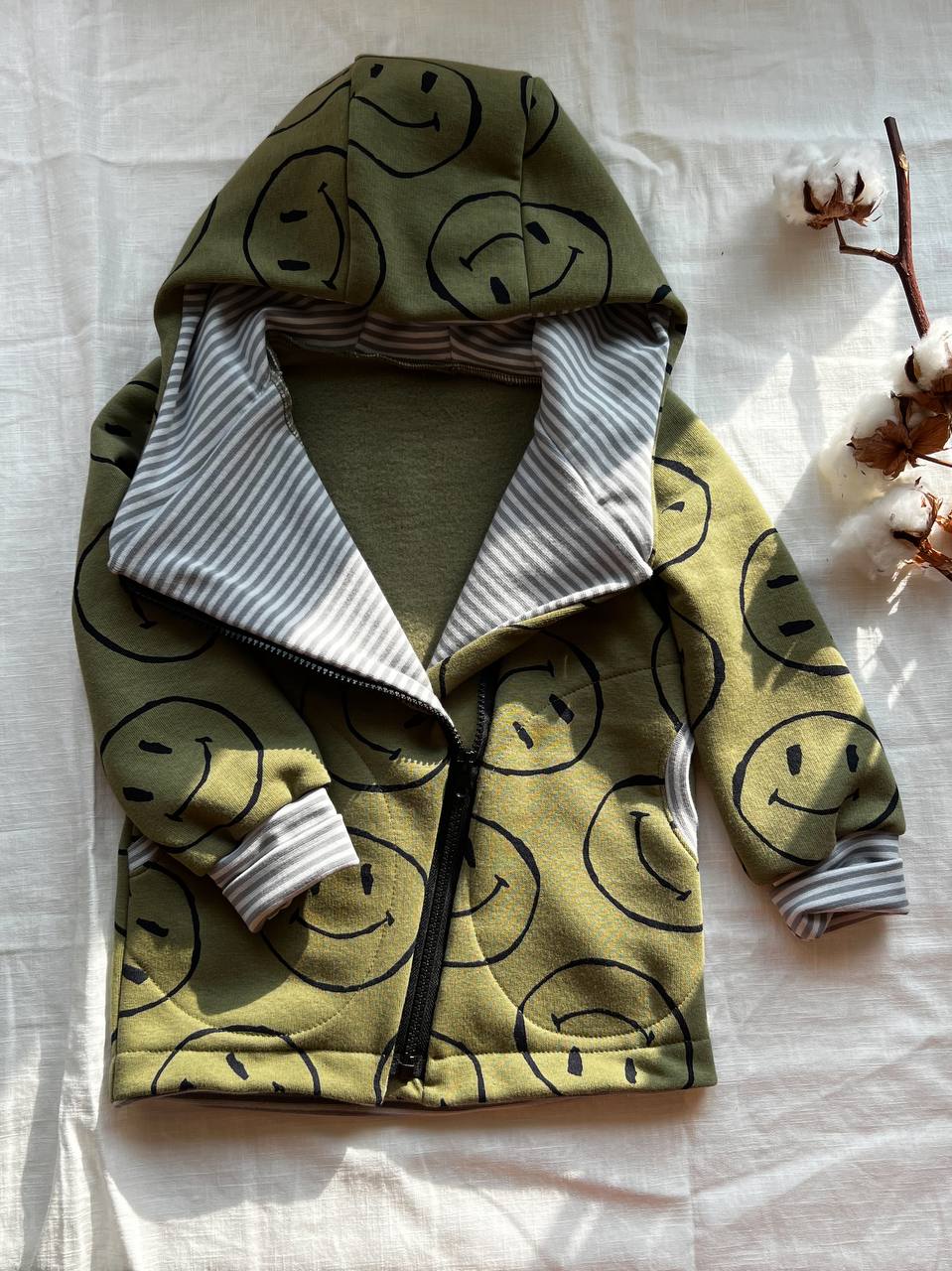 Dětský střih na mikinu s kapucí a šikmým zipem "SMILE"