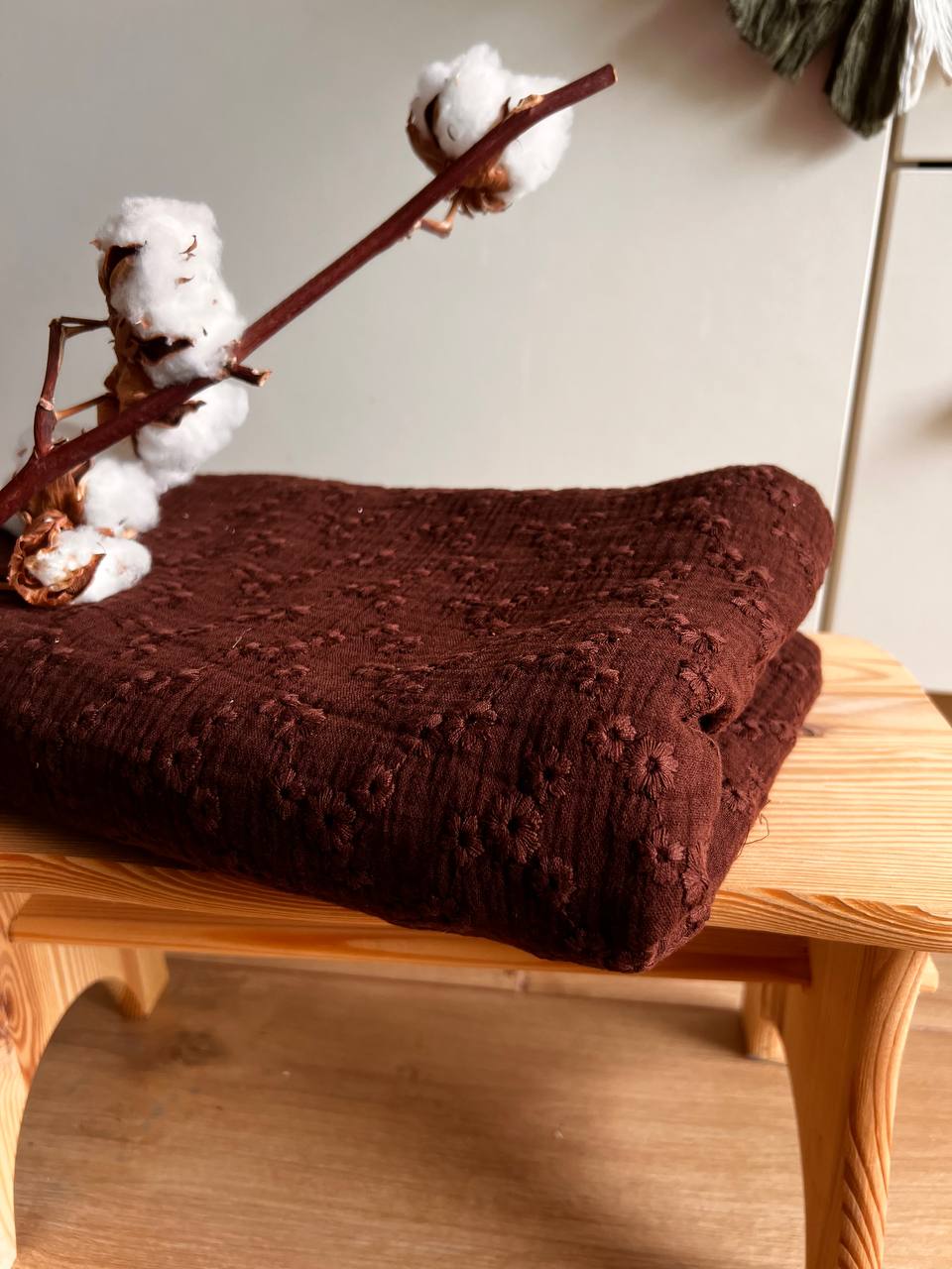 Vyšívaná gázovina tmavě bordó - 1,6 m