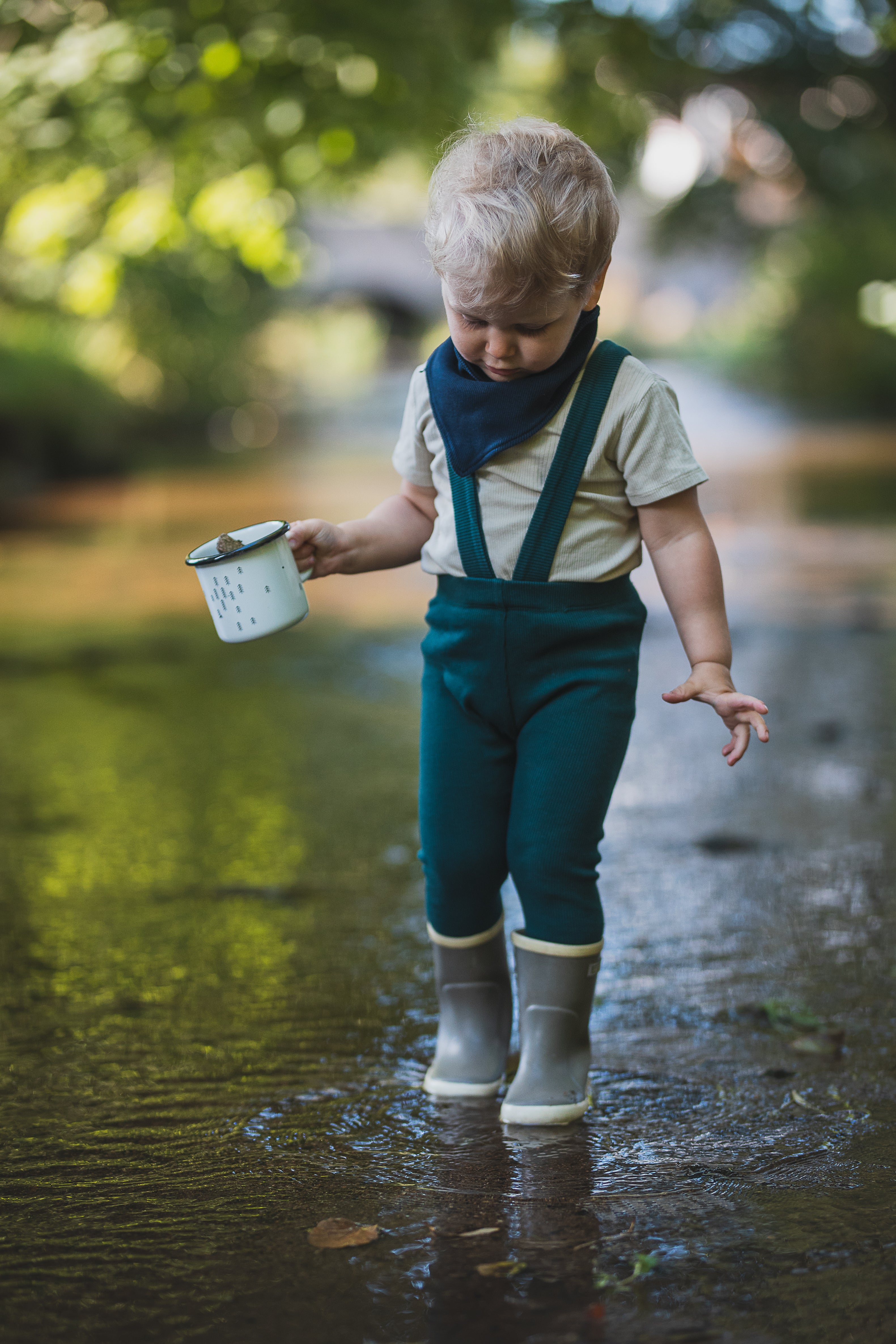 Gerippte Leggings für Kinder mit elastischen Trägern