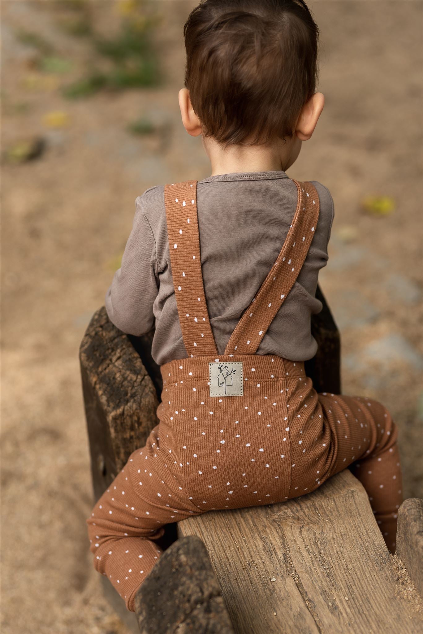 Gerippte Leggings für Kinder mit elastischen Trägern