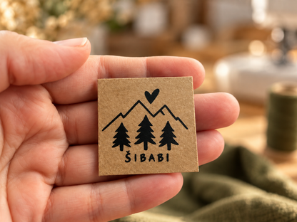 Etiketa našívací z pratelného papíru 4 x 4 cm - stromy a hory - hnědá