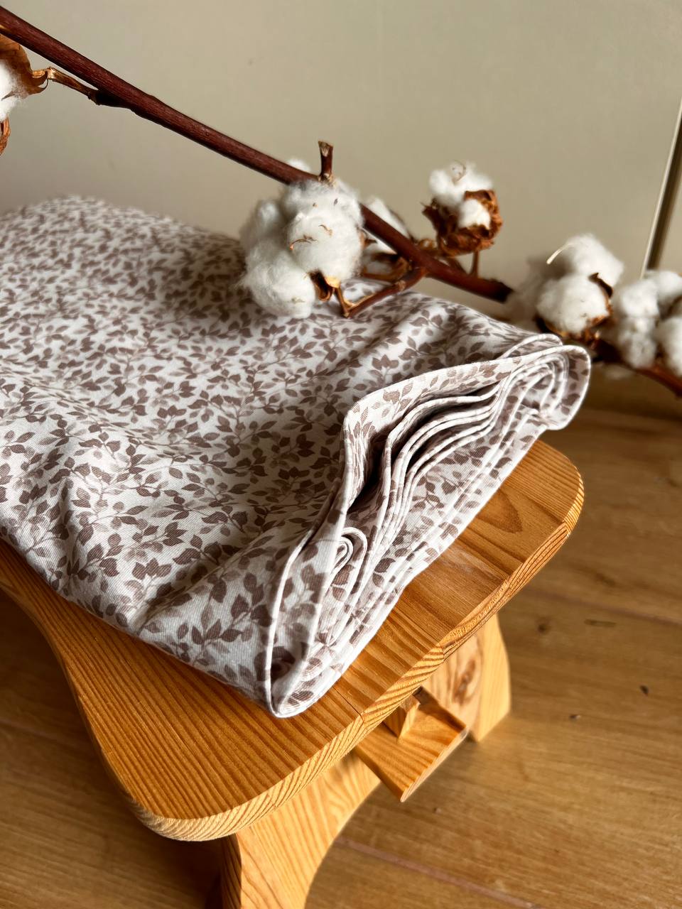 Úplet Family Fabrics - malé hnědé lístečky