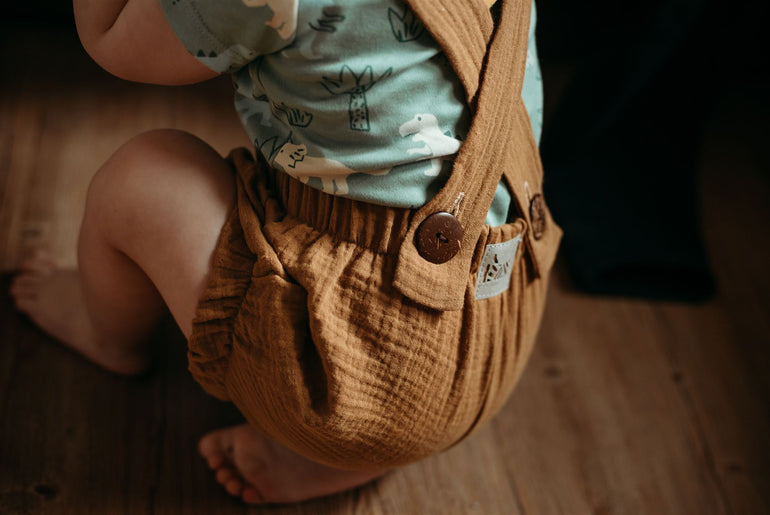 Sewing pattern for children's high-waisted shorts 