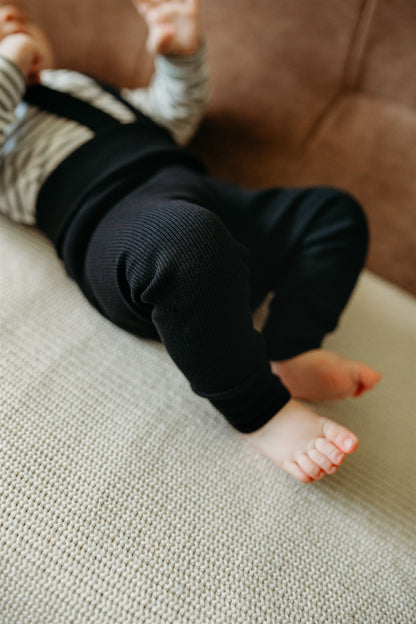 Gerippte Leggings für Kinder mit elastischen Trägern