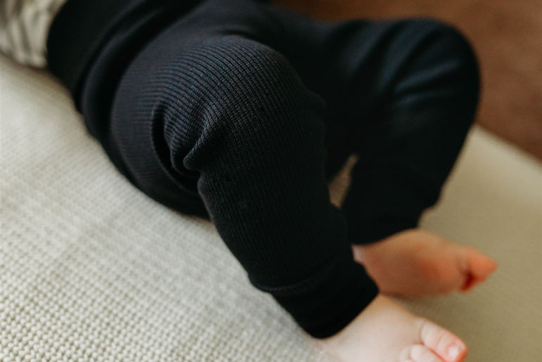 Gerippte Leggings für Kinder mit elastischen Trägern