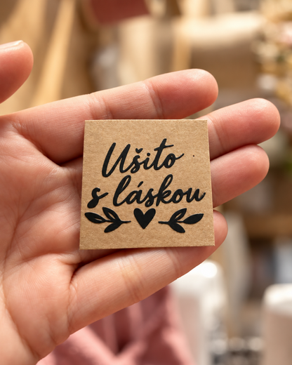Etiketa z pratelného papíru 4 x 4 cm – Ušito s láskou - hnědá