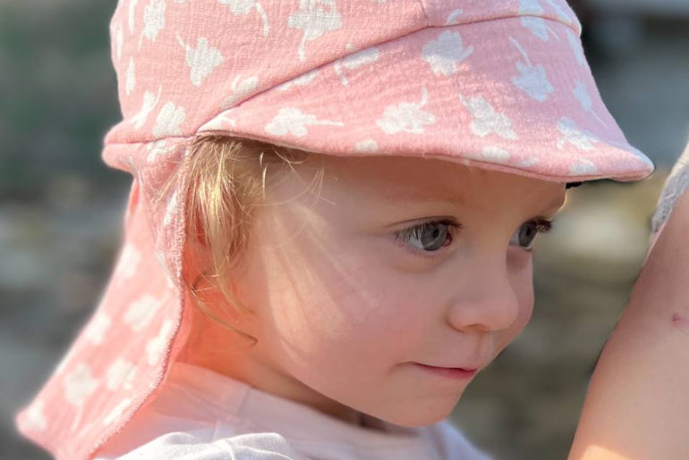 Dětská čepice s kšiltem a krytem krku proti slunci 