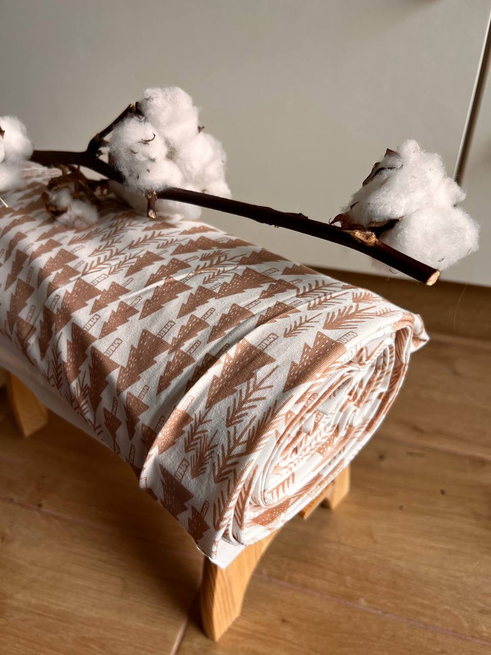 Úplet Family Fabrics - karamelové stromky